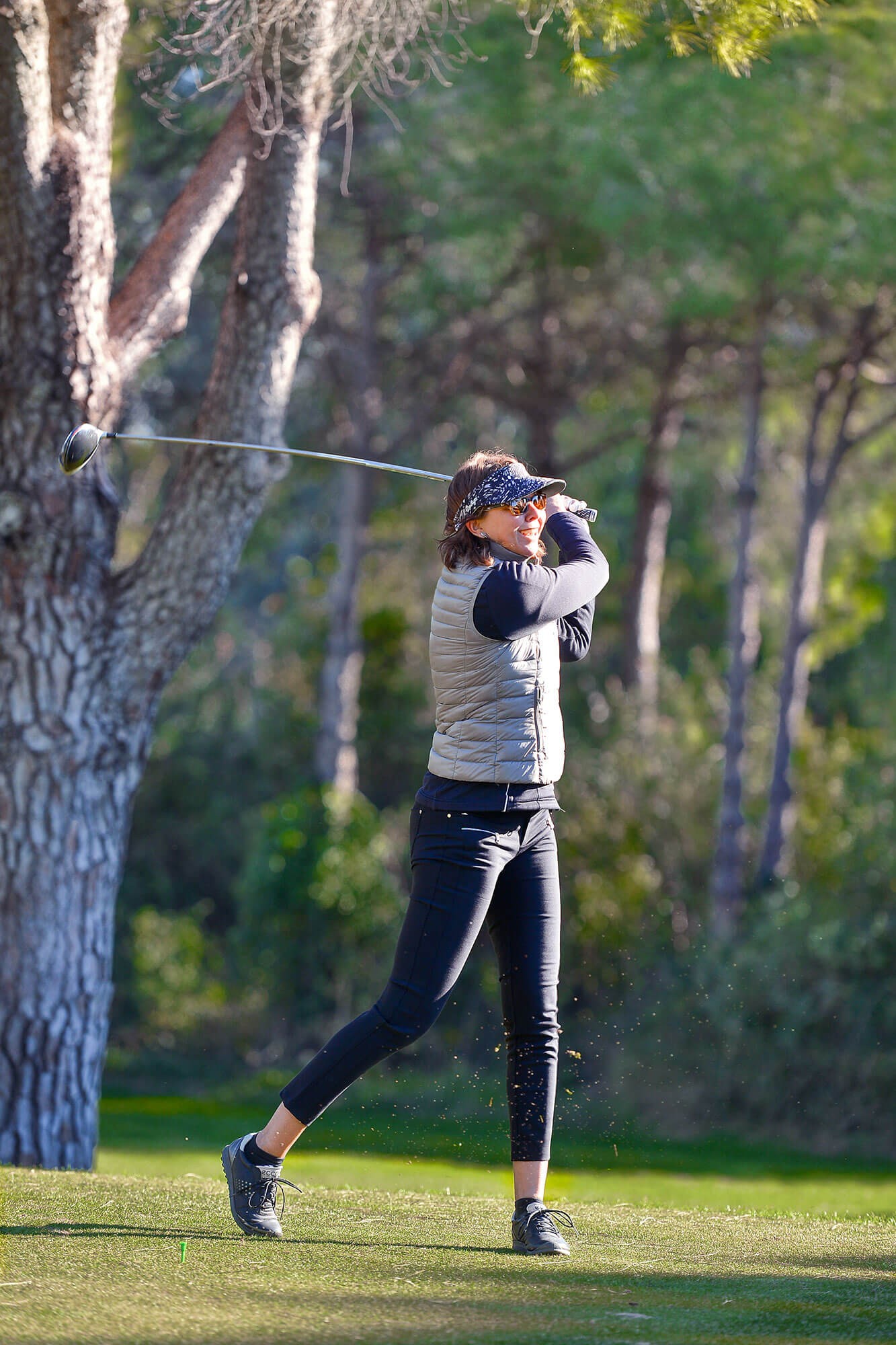Club-Mitglied schlägt einen Golfball im Golfclub Gelstern ab