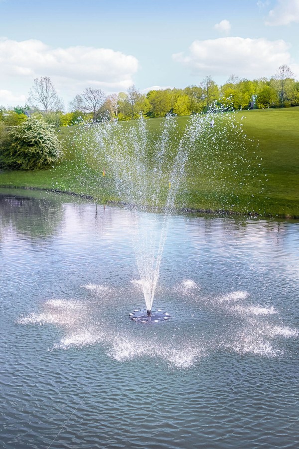 Grosser Springbrunnen auf dem See, des Golfplatzes in Gelstern.