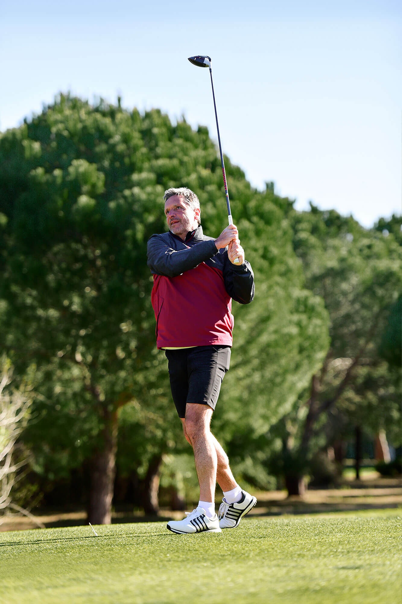 Ambitionierter Golfer nach seinem Abschlag im Golfclub Gelstern